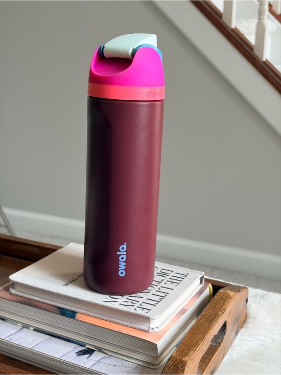 owala Other - 💗 Owala Water Bottle – Berry
Owala FreeSip Water Bottle with Pink/Mint Accents